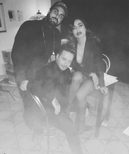 Diretor da O2 Filmes com Anitta e o cantor colombiano J Balvin nos bastidores do clipe “Downtown”