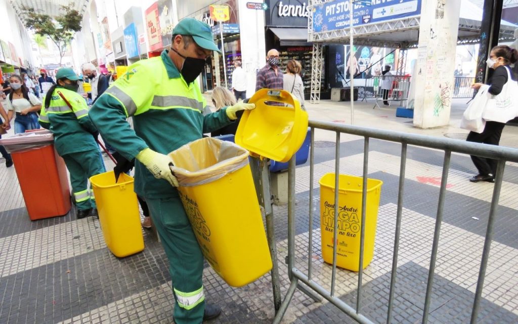 Lixeiras de Santo André têm nova adesivação para estimular descarte correto de resíduos