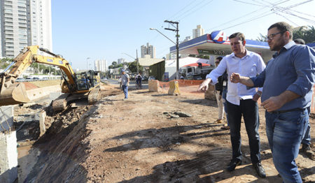 Em São Bernardo obra de canalização do córrego Saracantan entra na reta final