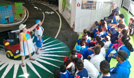 Projeto usa teatro para conscientizar crianças sobre trânsito seguro