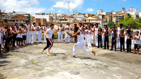 Alok visita Projeto Axé ONG beneficiada por cachê doado no Carnaval