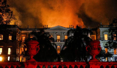 Campanha pede doação de livros para biblioteca do Museu Nacional