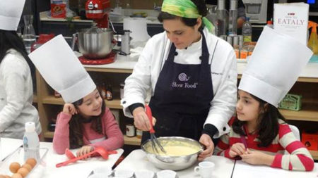 Crianças na cozinha no projeto Cozinhas Empoderadas do Sesc São Caetano