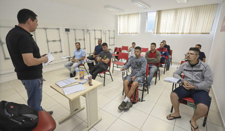 Munícipes de baixa renda vão aprender profissão e receber certificados do SENAI