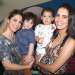 Renata Lorentecom o filho Téo e Leidyani com o filho Rafael