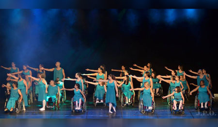 Teatro Paulo Machado recebe espetáculo de dança sobre cadeiras de rodas no domingo