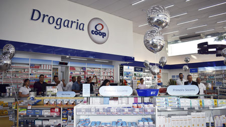 Coop inaugura 18º drogaria de rua2