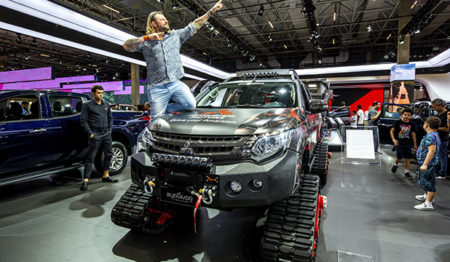 Richard Rasmussen e Fernando Fernandes recebem os fãs no stand da Mitsubishi Motors no Salão de SP