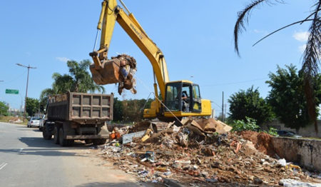 Após flagrante do Semasa empresa retira entulho jogado