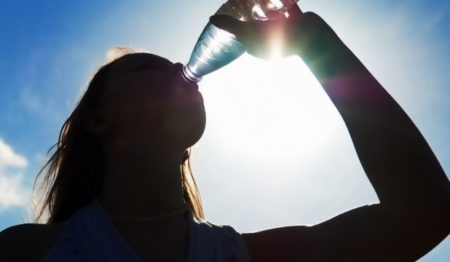 Hidratação para os dias de calor vai além do consumo de água