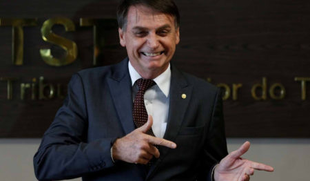 Bolsonaro assina decreto que flexibiliza a posse de armas