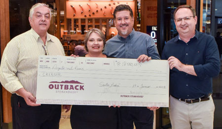 Outback abre as portas no Grand Plaza Shopping e arrecada R 18 mil para Associação CrerSer