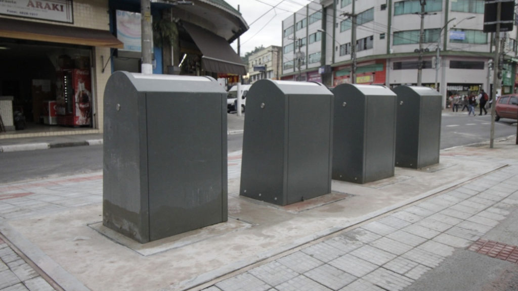 A Prefeitura por meio da Secretaria de Meio Ambiente atende com os novos equipamentos reivindicação de comerciantes e moradores