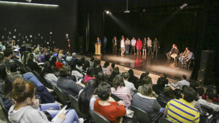 Em programa único no país Prefeitura de São Caetano entrega bolsas de estudo para universitários