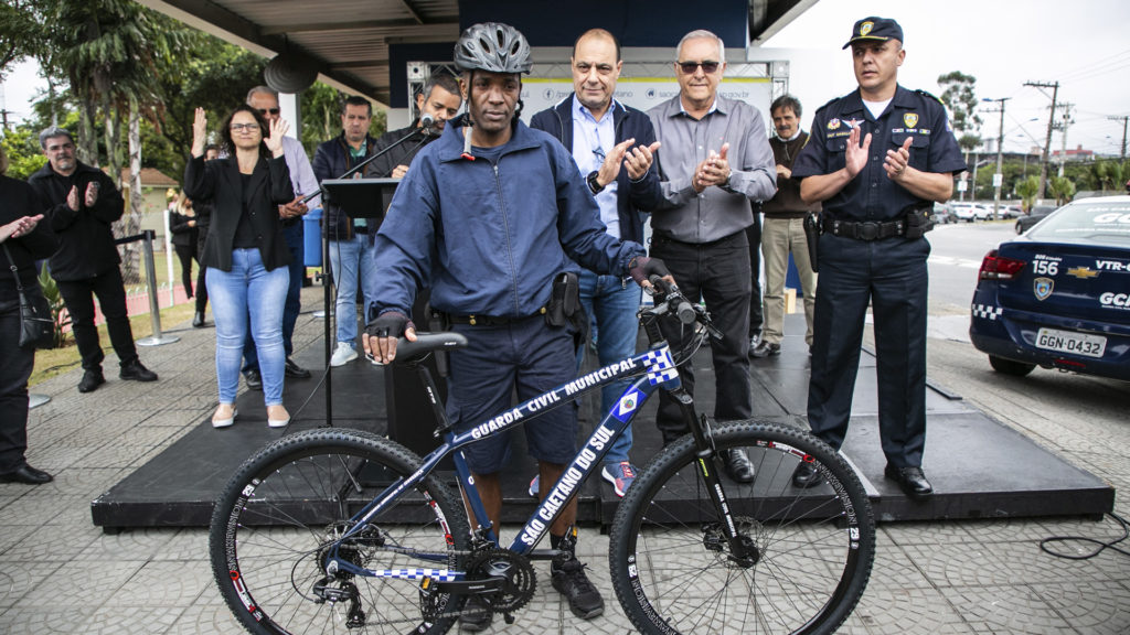 Auricchio revitaliza Praça Itália no Bairro da Fundação e entrega 16 bicicletas para Pelotão de Ciclopatrulha da GCM