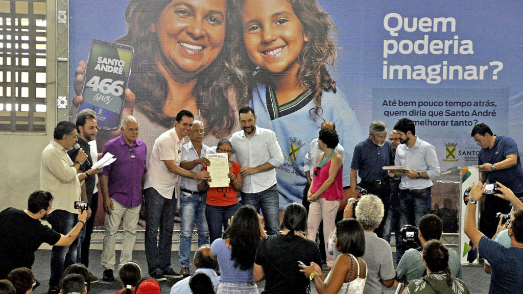 Prefeitura de Santo André e Governo do Estado entregam 924 escrituras a moradores do Conjunto Alzira Franco II