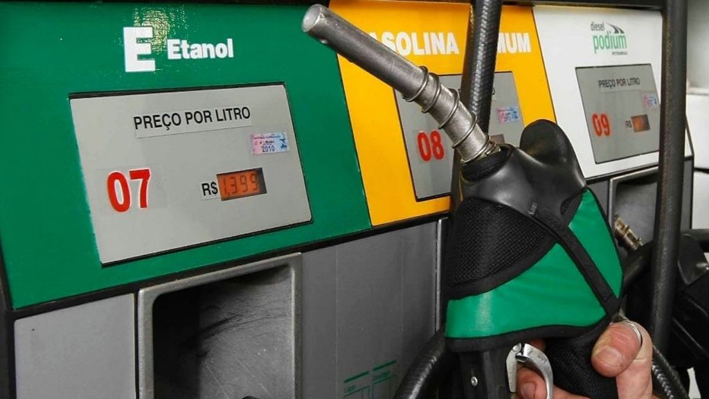 Prepare o bolso saiba quanto irá pagar pela gasolina na viagem de fim de ano