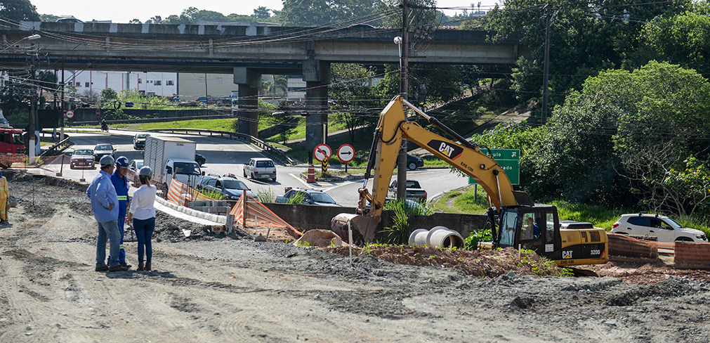 1 Em São Bernardo construção de nova rotatória projeta melhora no trânsito da Estrada Samuel Aizemberg