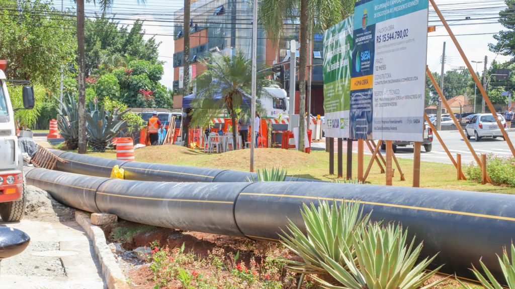 Auricchio vistoria obras de modernização do sistema de esgoto e Escola Parque