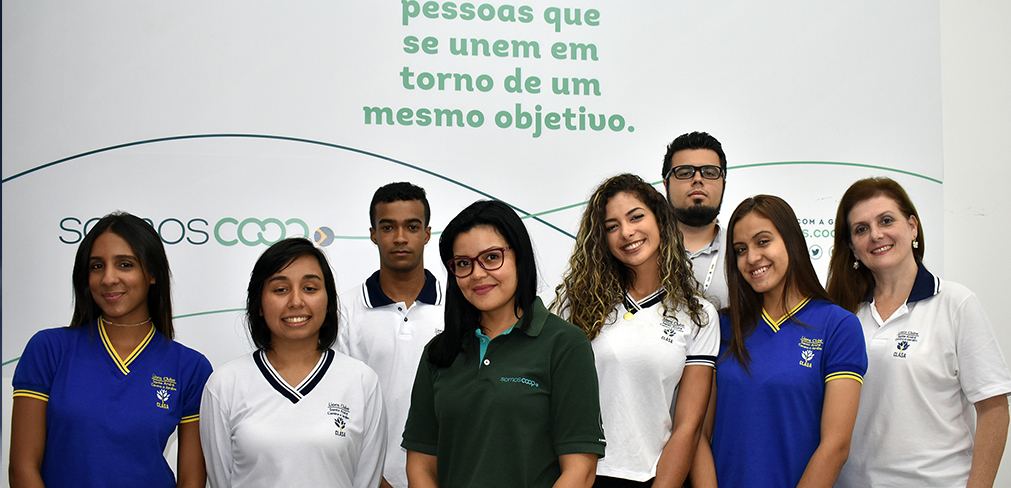 Jovens participam de treinamento inédito de check out em supermercado