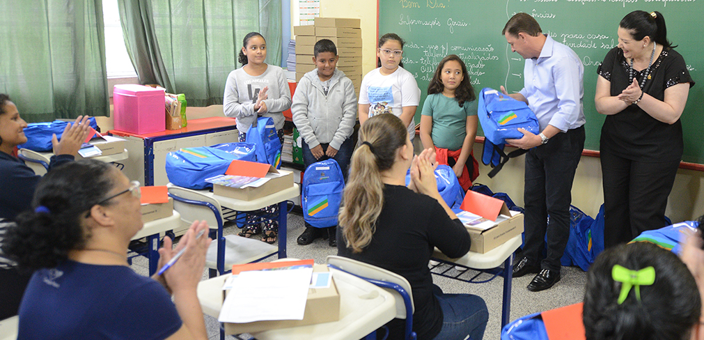 Prefeito Orlando Morando entrega material e uniforme escolar no 1º dia de aula