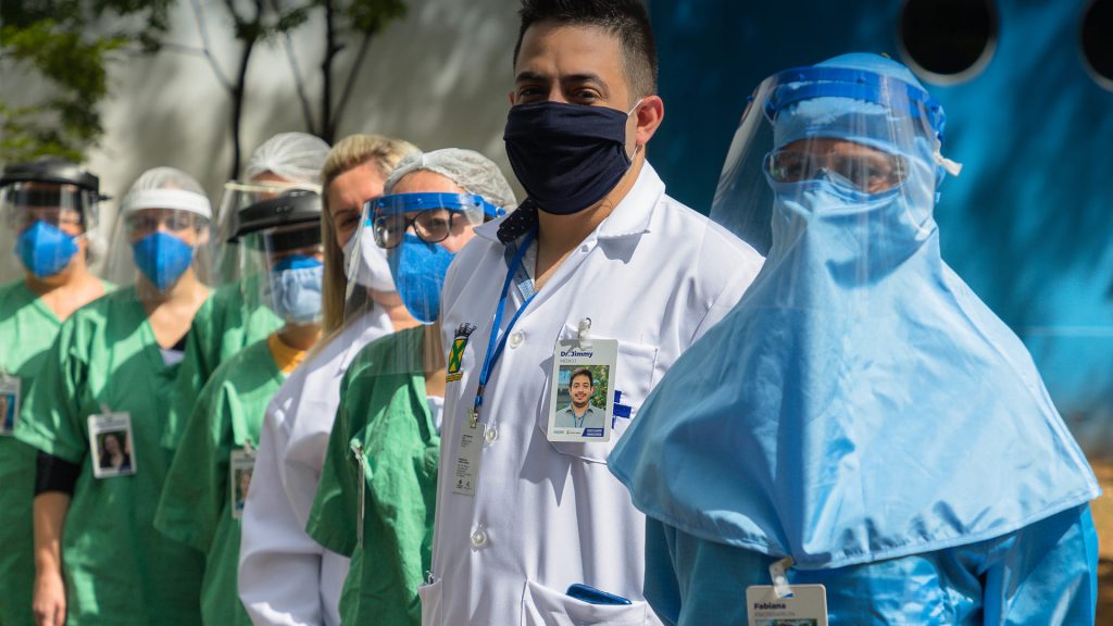 Hospital de campanha de Santo André realiza atendimento humanizado com videochamadas e crachás