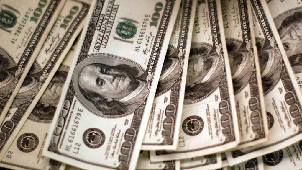 Dólar inicia ano em forte alta e fecha a R 526