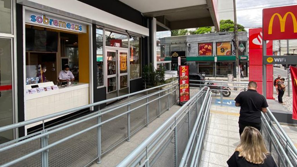 Rede de fast food inaugura 12a unidade em Santo Andre e gera emprego e renda