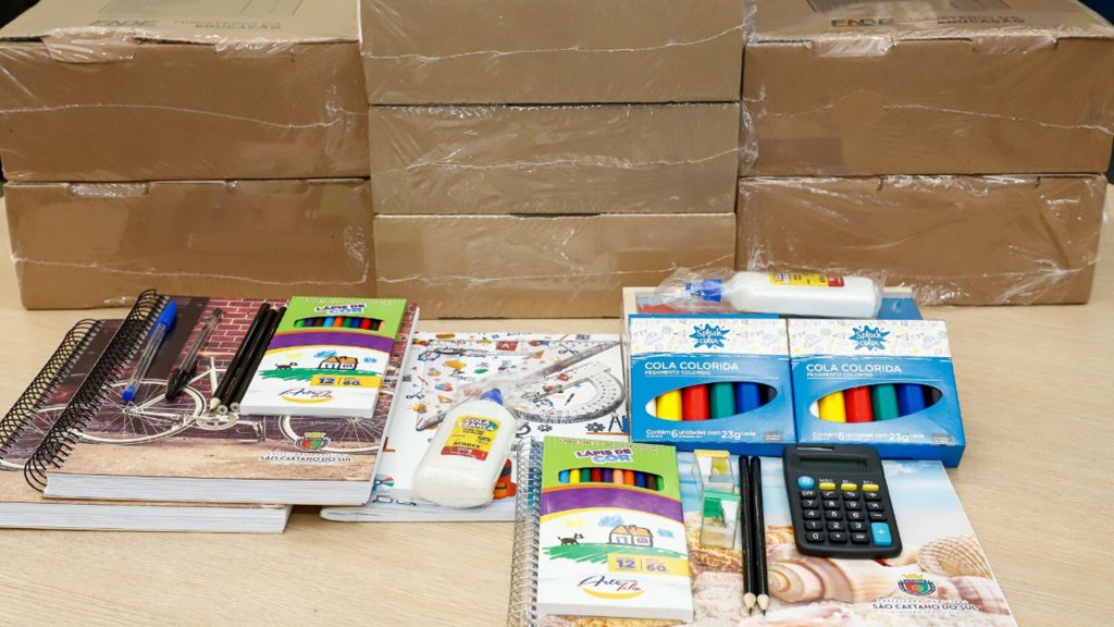 Escolas de Sao Caetano recebem kits de material escolar2