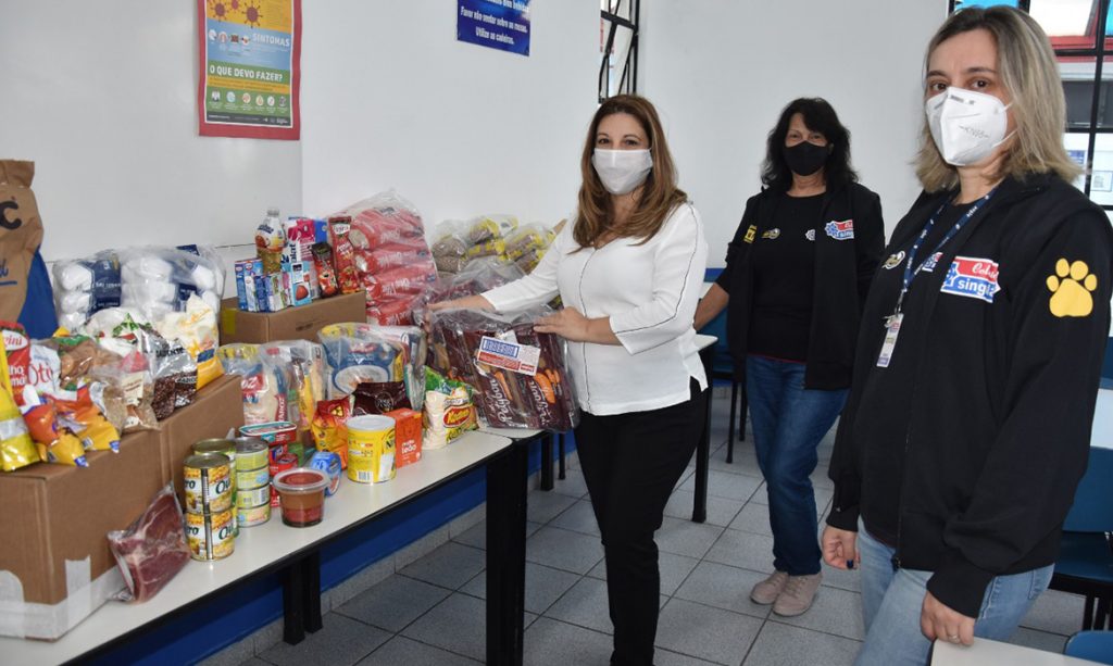 Colegio Singular entrega itens arrecadados em campanhas sociais