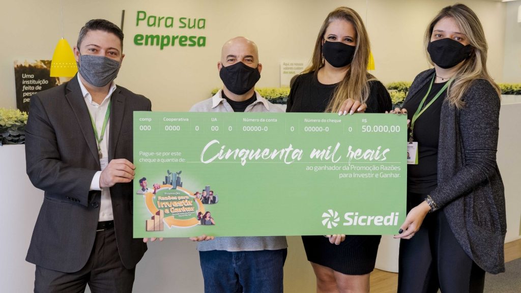 Sicredi Vale do Piquiri Abcd PR/SP entrega segundo prêmio da campanha Razões para Investir e Ganhar