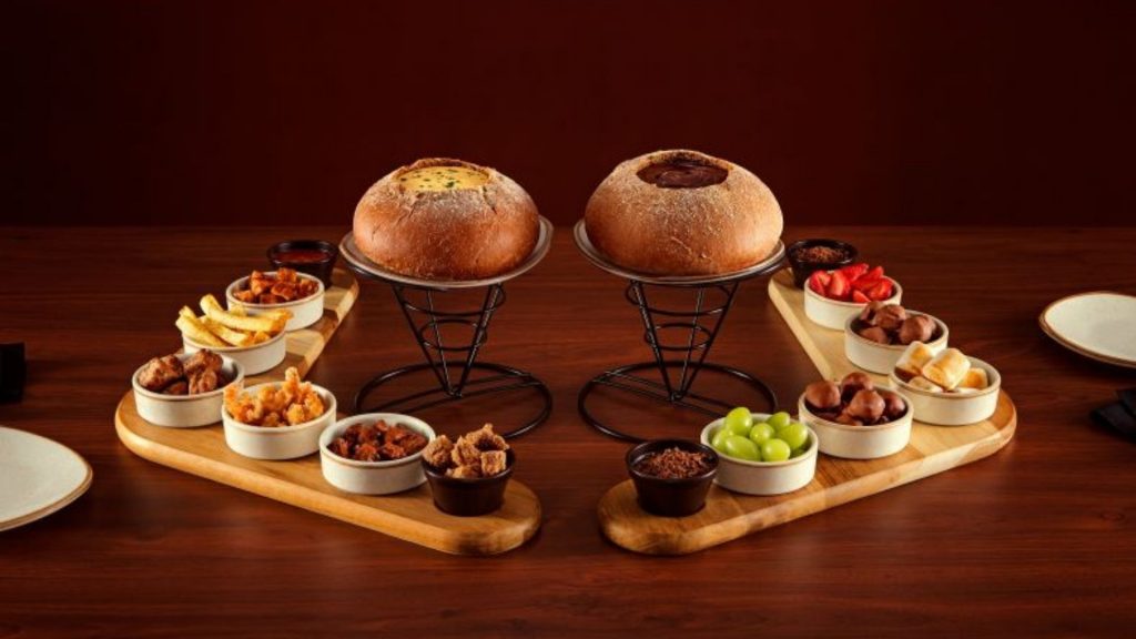 Muito Outback Envolvido: versões salgada e doce do amado Fondue da marca estão de volta ao menu