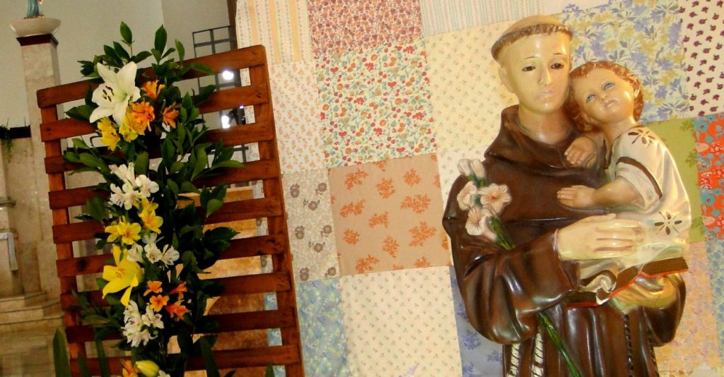 Dia de Santo Antônio é celebrado com missas, benção dos pães e o tradicional bolo neste domingo