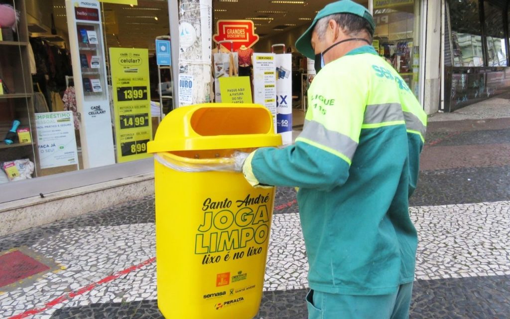 Lixeiras de Santo André têm nova adesivação para estimular descarte correto de resíduos