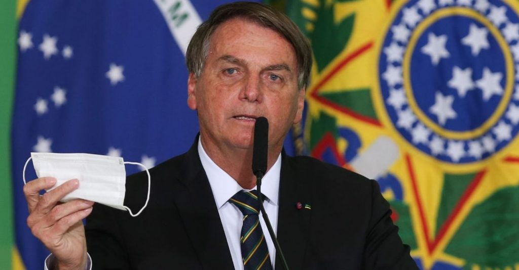 Bolsonaro pede parecer para desobrigar uso de máscara por vacinados