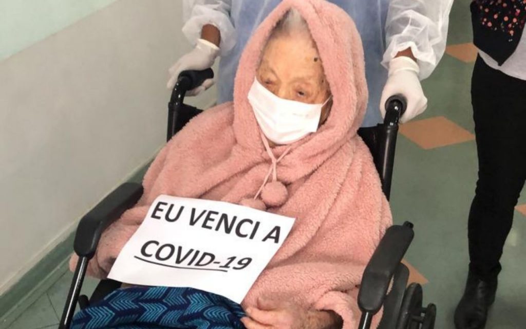 Idosa de 107 anos deixa Hospital de Campanha de São Caetano curada da covid-19