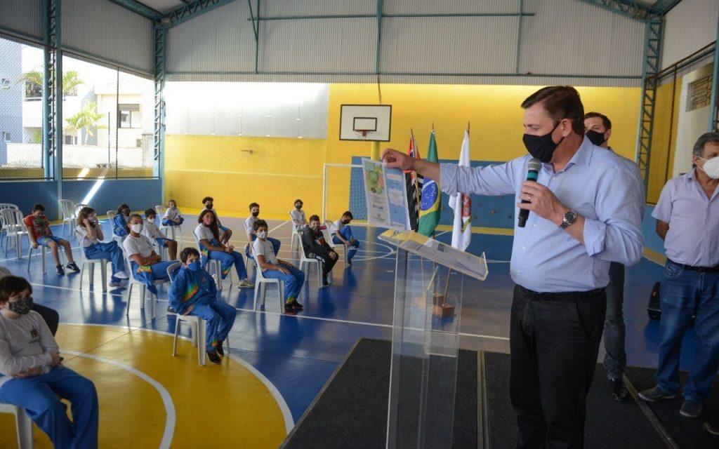 Prefeito Orlando Morando assina ordem de serviço para revitalização da EMEB Professor Geraldo Hypólito