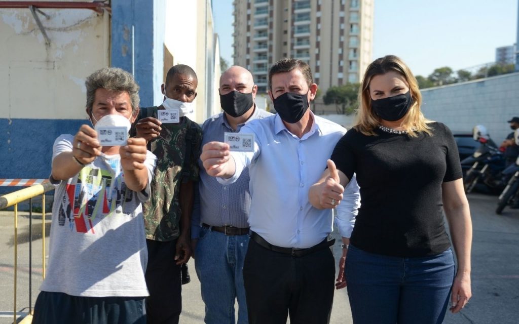 Prefeito Orlando Morando entrega cartões de gratuidade no Bom Prato para moradores em situação de rua