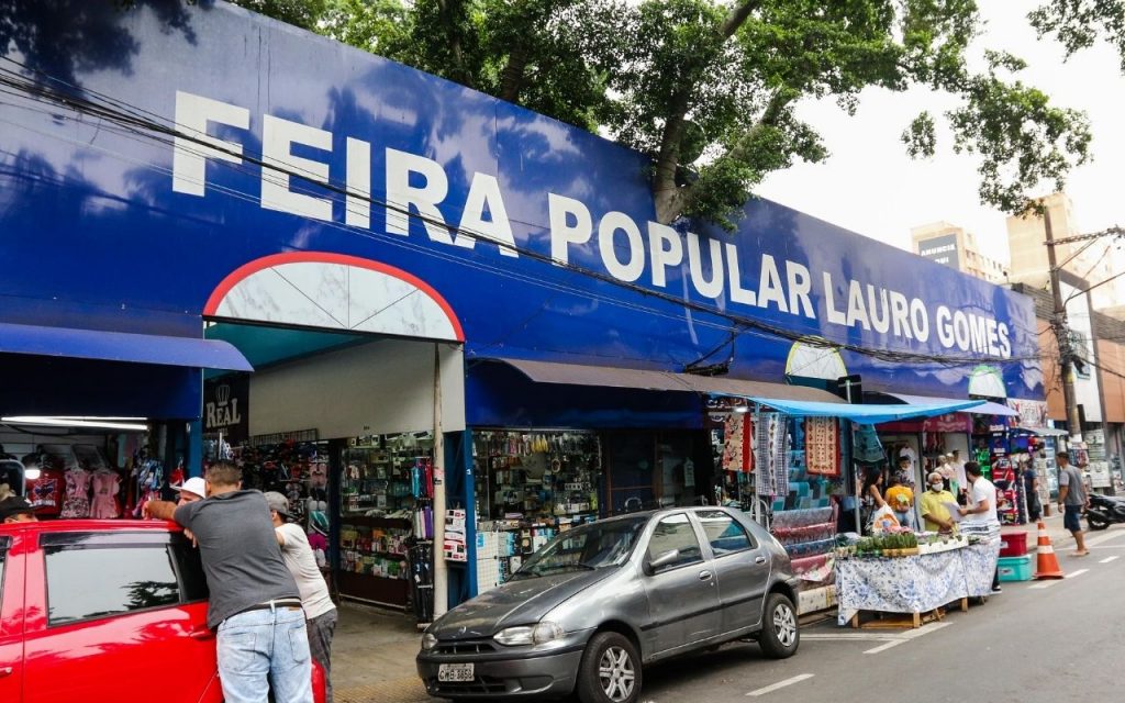 Prefeito Orlando Morando entrega 160 certificados de permissão de uso para lojistas da Feira Lauro Gomes