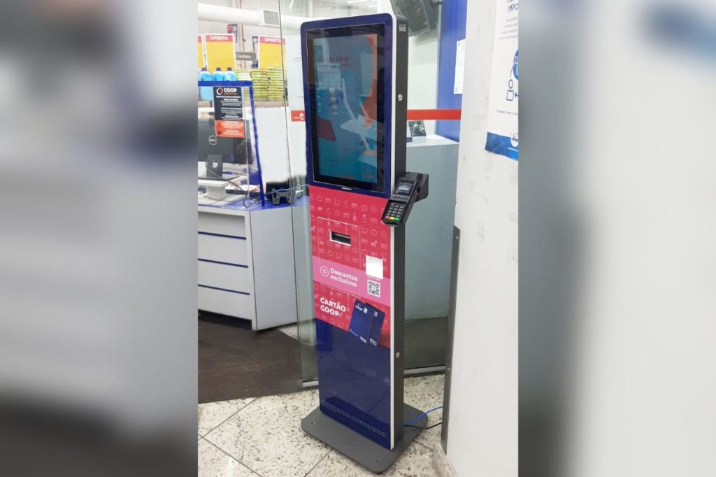COOP implanta terminal de autosserviço para cartões de crédito próprio