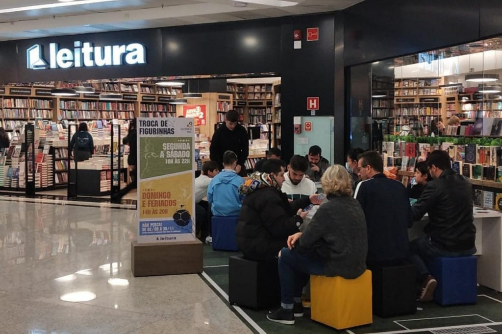 Livraria Leitura inaugura lounge para troca de figurinhas da Copa do Mundo no Shopping ABC