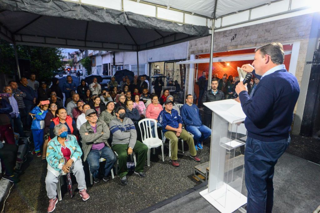 Prefeito Orlando Morando entrega escrituras no Novo Jardim do Lago