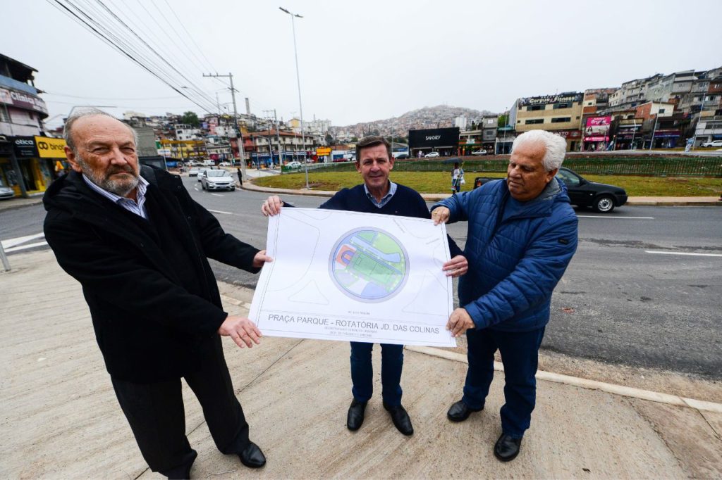 Prefeito Orlando Morando inaugura rotatória entre a Av. Luiz Pequini e Rua dos Vianas e anuncia Praça-Parque