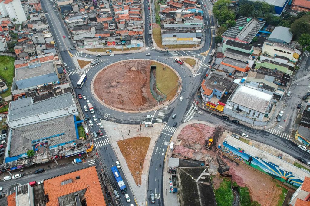 Prefeito Orlando Morando inaugura rotatória entre a Av. Luiz Pequini e Rua dos Vianas e anuncia Praça-Parque