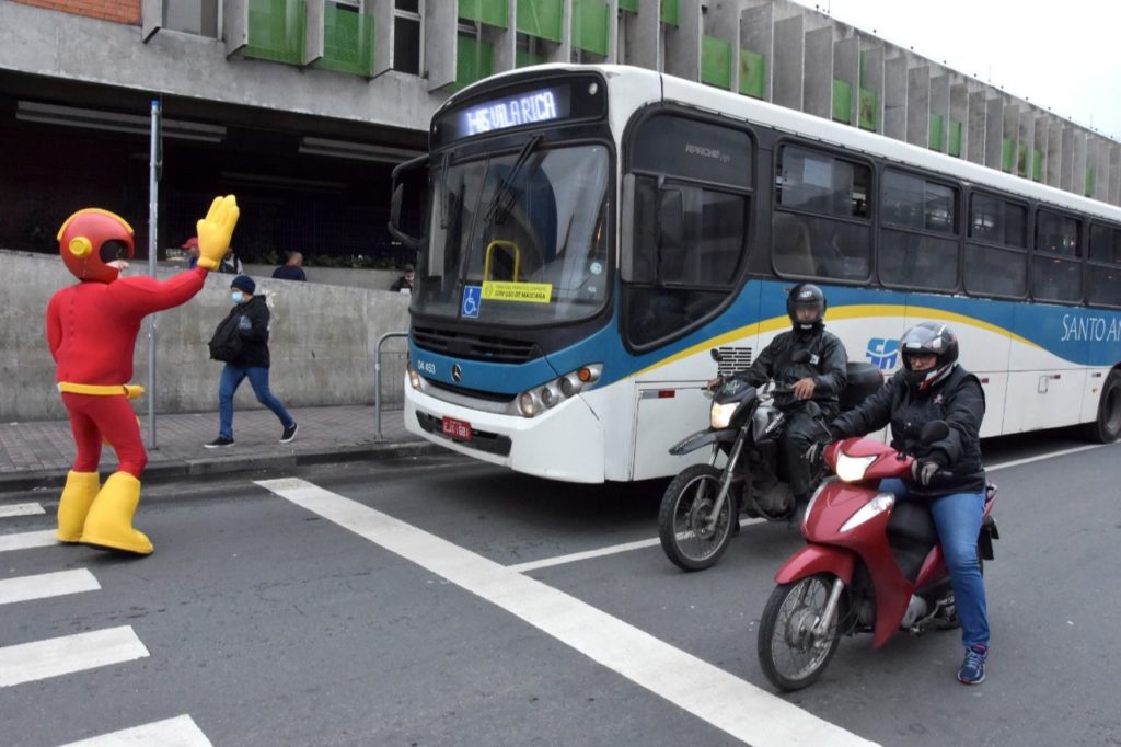 Santo André realiza ação de conscientização de motoristas e pedestres na estação Prefeito Celso Daniel