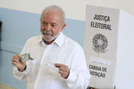 Após votar, Lula diz estar certo de que seu projeto será o escolhido