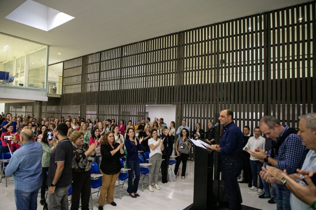 Auricchio entrega Projeto de Lei do Plano de Carreira do Magistério de São Caetano