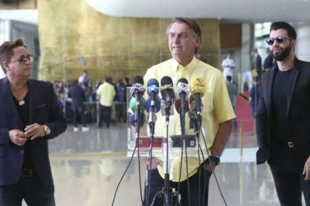 Bolsonaro recebe apoio de ex-senadores e cantores sertanejos