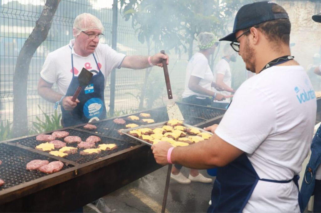 Hamburgada do Bem reúne 4 mil crianças no Complexo Esportivo Pedro Dell´Antonia