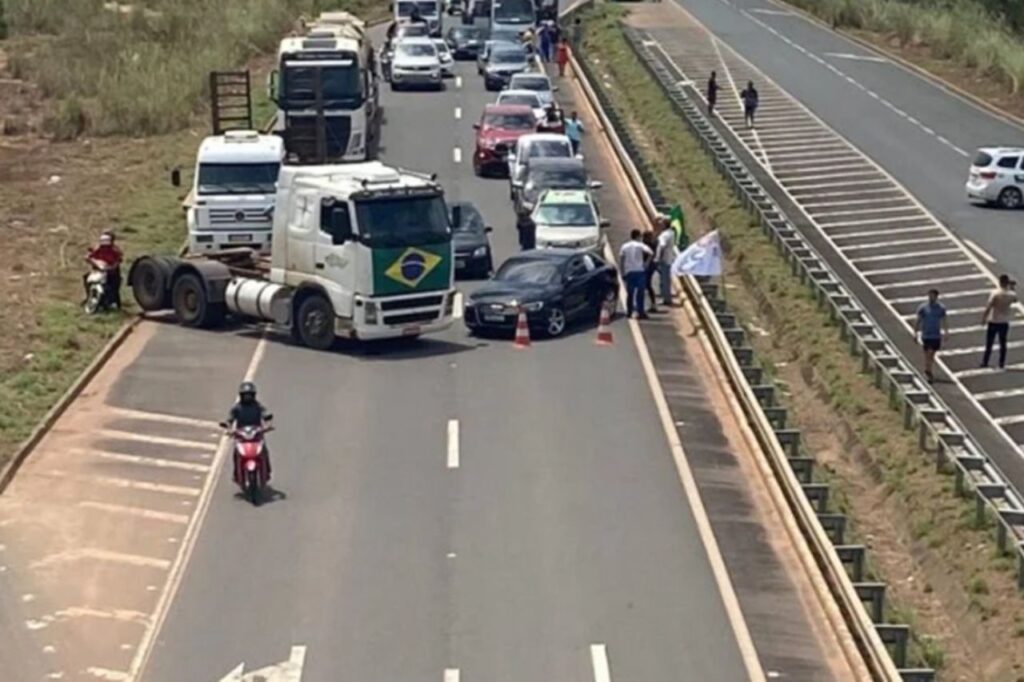 Ministério Público cobra PRF sobre bloqueios nas estradas